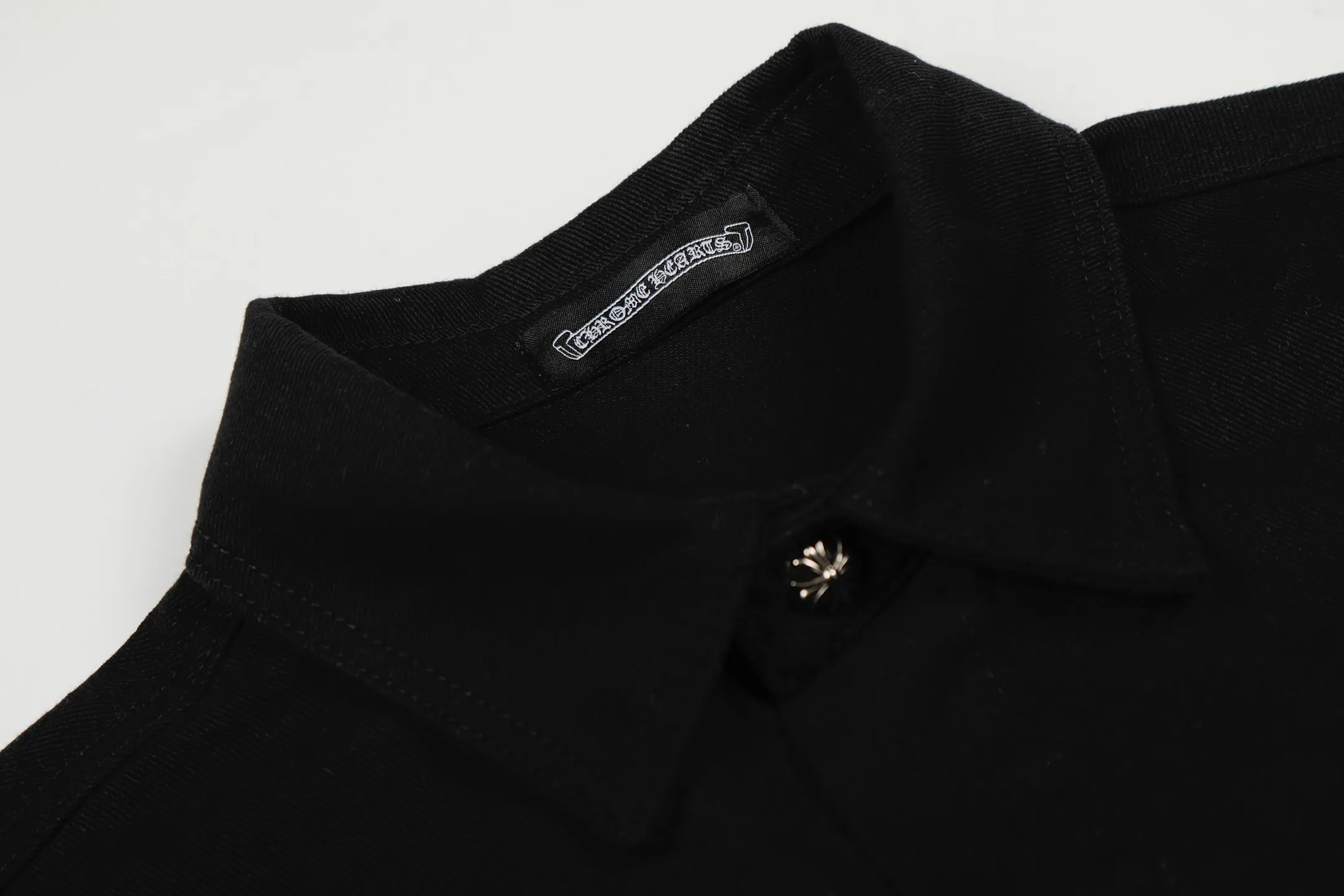 P260 💰 Chrome Hearts Chrome Hearts Cross-Patch Leather Embroidered Shirt Denim Jacket OS version can be worn by both men and women! The fabric is made of twill gauze cotton fabric! The texture is clear and smooth, not easy to wrinkle or fade! The embroidery process is complex and repetitive. There are more than 20 leather labels. It takes 6 repeated embroidery steps to complete the back body. The requirements for the embroidery machine are very strict, and the distance is 45 cm! It won’t work if the spacing is too big, and it won’t work if it’s too small! We make clothes with care, and every detail must be restored one to one! The hardware is all carved and cast, and they are all genuine from the original factory! This piece of clothing consumes a lot of material, with more than 3 meters of material used for one piece of clothing! After the garment is made, it needs to be fixed at high temperature, washed at a water temperature of more than 70 degrees, and softened by adding softener to make the upper body softer and smoother! There is a flap on the sleeve that can be stored into short sleeves! Adapt it to that understanding Color: Black Size: S-M-L-XL
